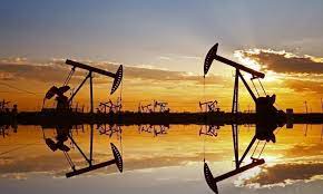 أسعار النفط تتقلب بعد ارتفاع قوي وسط مخاوف من الركود مع اقتراب اجتماع أوبك +