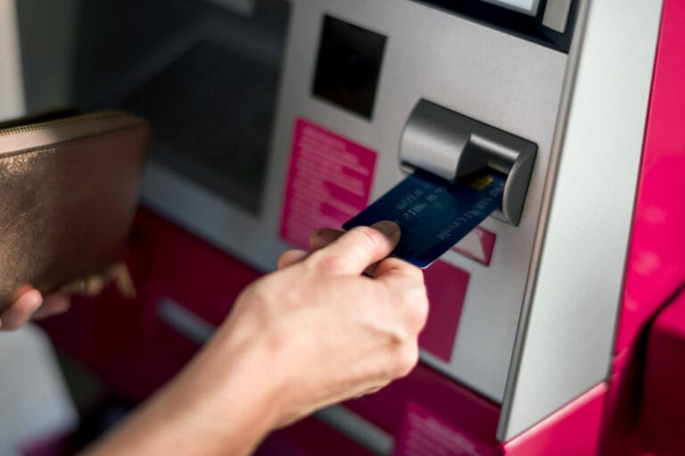أصبح بإمكان المقيمين في الإمارات فتح حسابات بنكية في بريطانيا