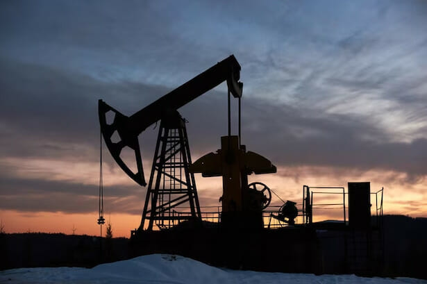 تخفيض إنتاج النفط.. خطوة قريبة تلوح بالأفق وفقًا لبنك UBS