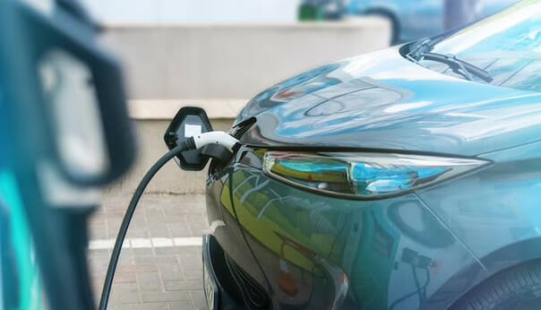 مبيعات السيارات الكهربائية العالمية تشق طريقها صعوداً 