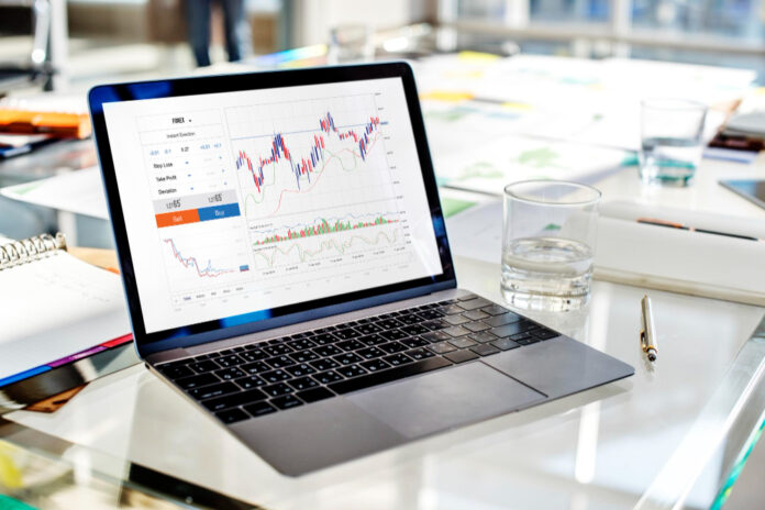 نمط المثلث المتماثل: دليل شامل للتداول وتأكيد الكسر الحقيقي